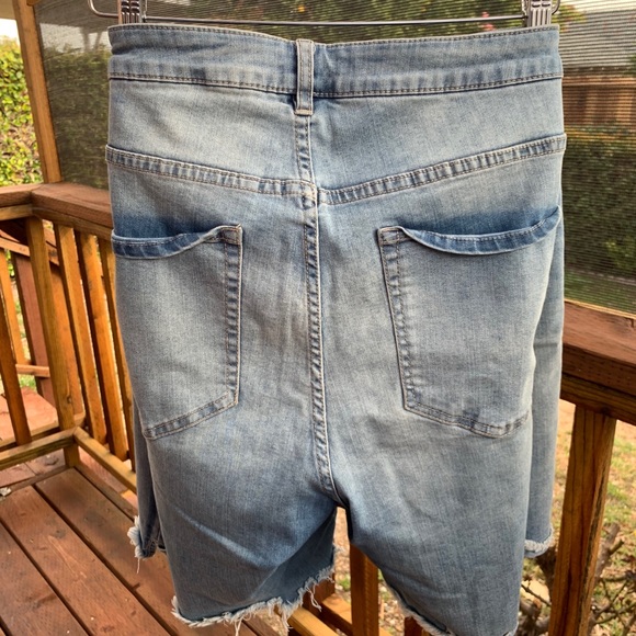 Raw edge Bermuda shorts - Picture 3 of 5